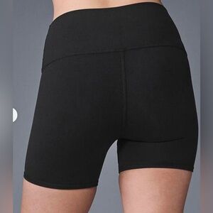 Alo Yoga Black Short - L
